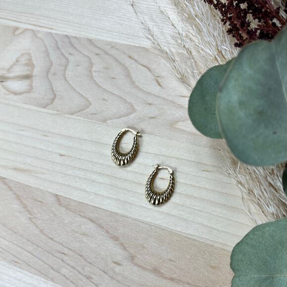 Vintage DN 14K Croissant Gold Scalloped shrimp style Hoop Earrings - Picture 6 of 9